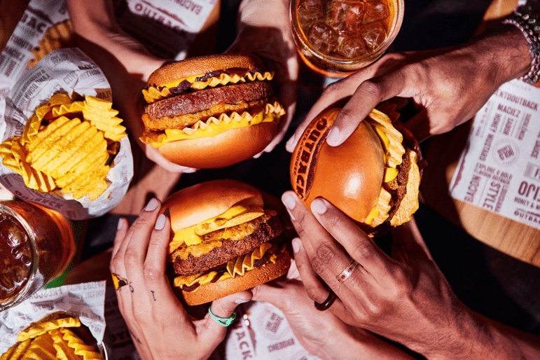 Outback se une com Ruffles para lançar um novo hambúrger: o Ruffles Wave Burger, que conta com Ruffles como ingrediente e acompanhamento.