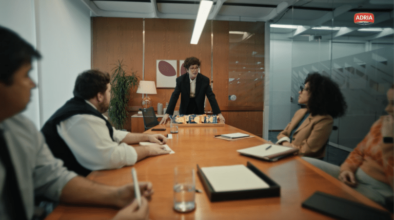 A Adria lança uma campanha, que leva o conceito "os concorrentes estão fritos" e é assinada pela Lew'Lara\TBWA.