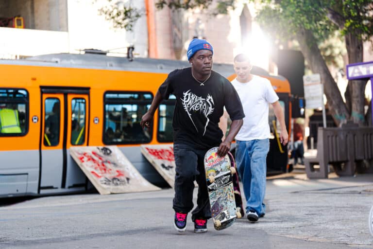 O conceito de pegar impulso em busca do progresso, superando os limites, está presente na mentalidade "Off the Wall" da Vans.