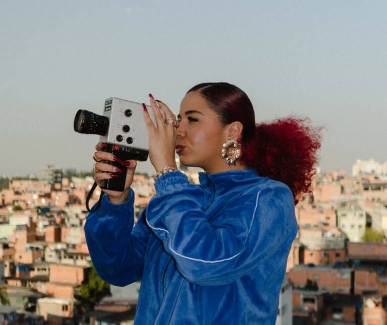 A produtora DLKTSN anuncia a diretora Fernanda Souza, artisticamente denominada “Correrua”, como sua mais nova diretora de cena.
