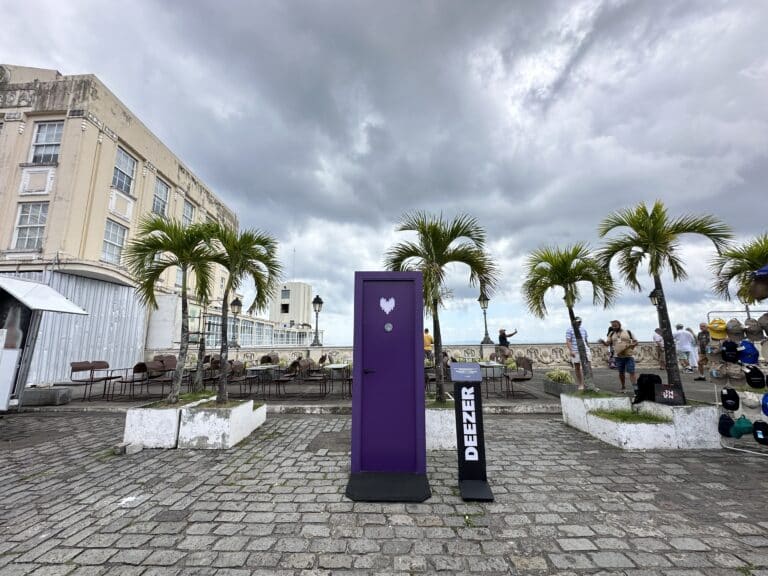 A Deezer instalou, nesta segunda feira, dia 26, portas roxas em três pontos icônicos de Salvador, e irá revelar o que está por trás de cada uma em breve.