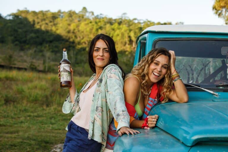A Loud+ assina a trilha musical de "Saideira", estrelada por Thati Lopes e Luciana Paes, com direção de Júlio Taubkin e Pedro Arantes.