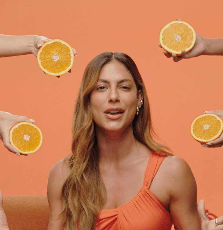 A Avon lança campanha que coloca em evidência dois produtos, o novo hidratante de Ácido Hialurônico e a versão com Vitamina C.