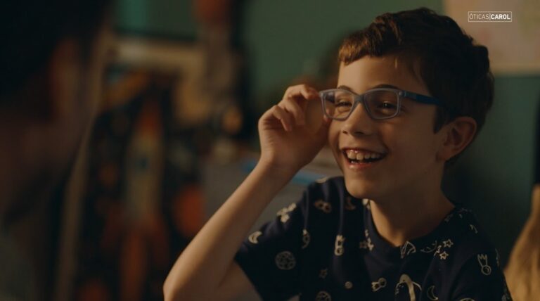 Óticas Carol lança campanha emocionante criada pela AlmapBBDO