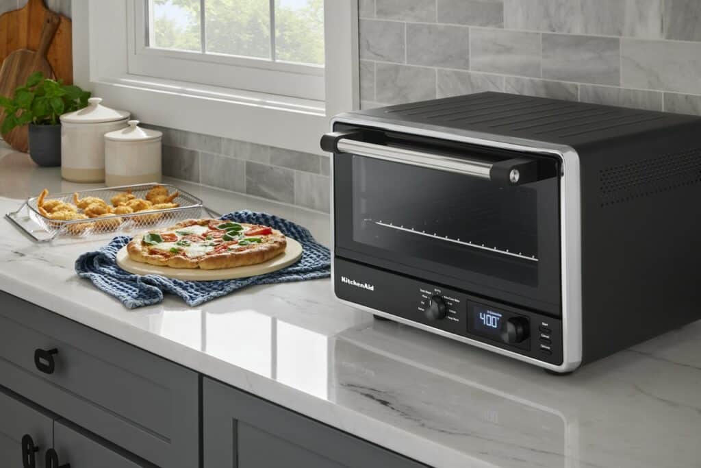 A KitchenAid lança seu mais novo produto no mercado brasileiro: o Forno Multifunções KitchenAid com Air Fryer e Acessório para Pizza.