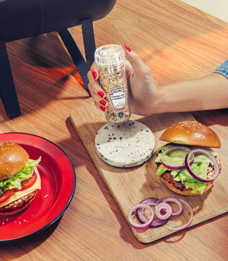 A Heinz e a BR Spices anunciaram o mais novo produto do portfólio da Kraft Heinz: o tempero para hambúrguer. 