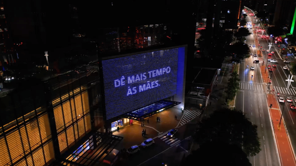 A Philips Avent apresenta filme publicitário que levou ao painel digital do Shopping Cidade São Paulo, um dado impactante.