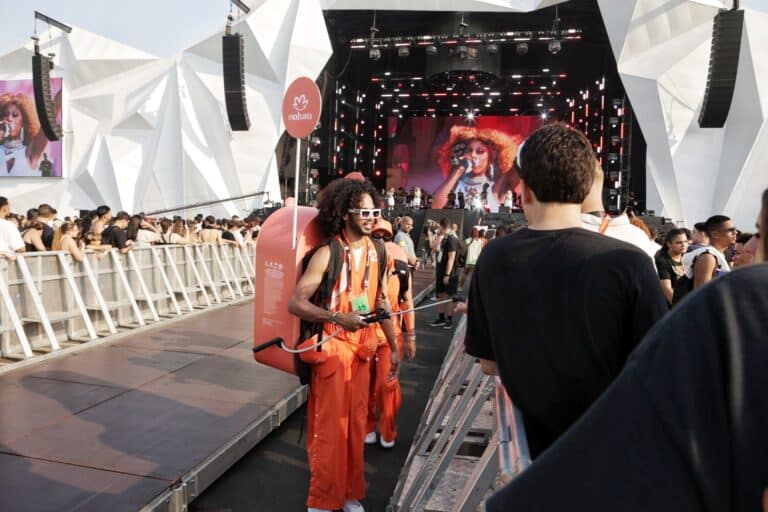 A Natura oferece o serviço volante de proteção solar, com mochileiros levando a linha Fotoequilíbrio ao gramado da Cidade do Rock. 