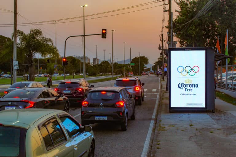 A We Super OOH, que segue seu projeto de expansão nacional, assumiu a comercialização de mais de 60 bancas digitais no Rio de Janeiro.