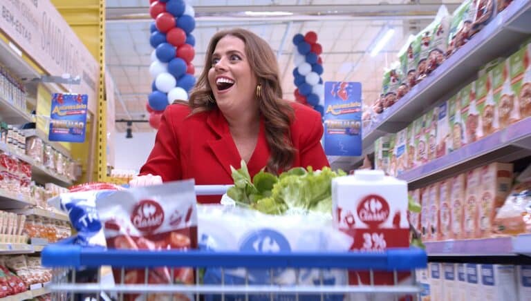 Tati Machado estrela grande promoção, incentivando os consumidores a concentrarem suas compras no Carrefour para ganharem mais.