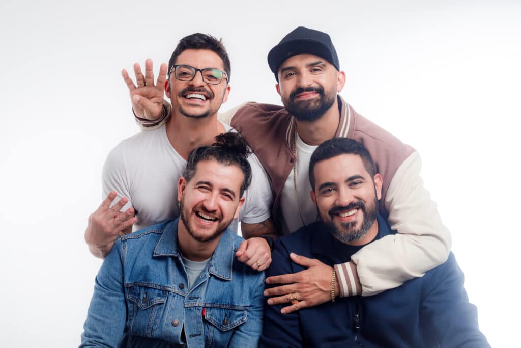 A temporada do espetáculo "4 Amigos" no Teatro Bradesco está comemorando um marco significativo: seis meses de absoluto sucesso.