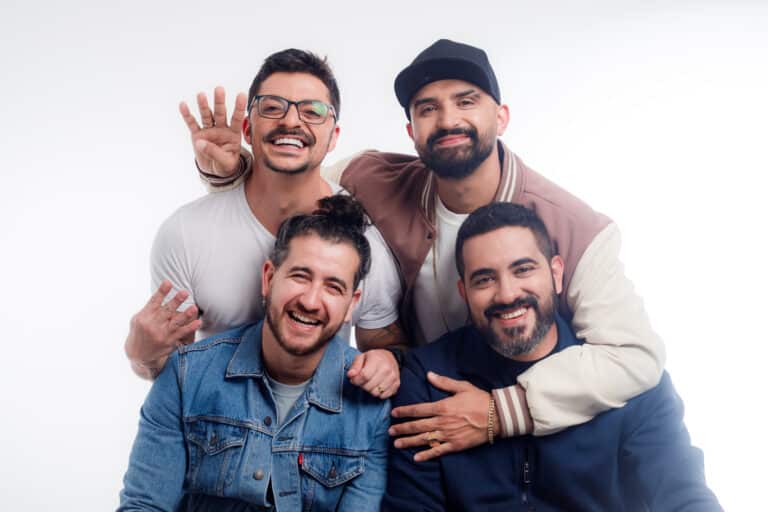 A temporada do espetáculo "4 Amigos" no Teatro Bradesco está comemorando um marco significativo: seis meses de absoluto sucesso.