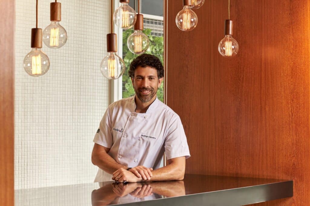 Sodexo anuncia, visando elevar a experiência culinária nos restaurantes em que atua no Brasil, parceria com o premiado chef Rodrigo Oliveira.