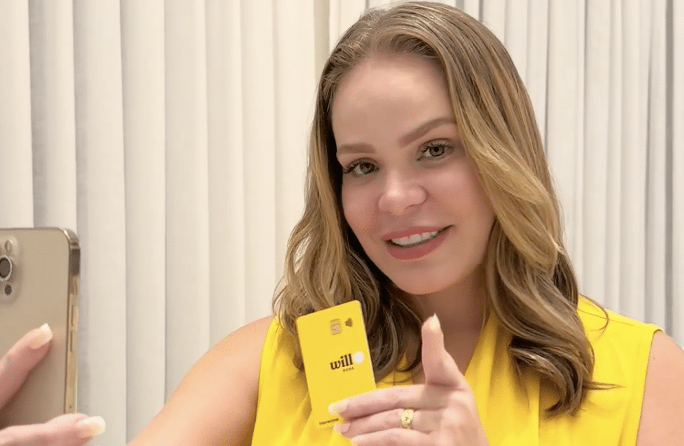 will bank se junta a ex-BBB Paulinha Leite, conhecida por seus acertos na loteria, na promoção "Raspou, Achou, Ganhou".