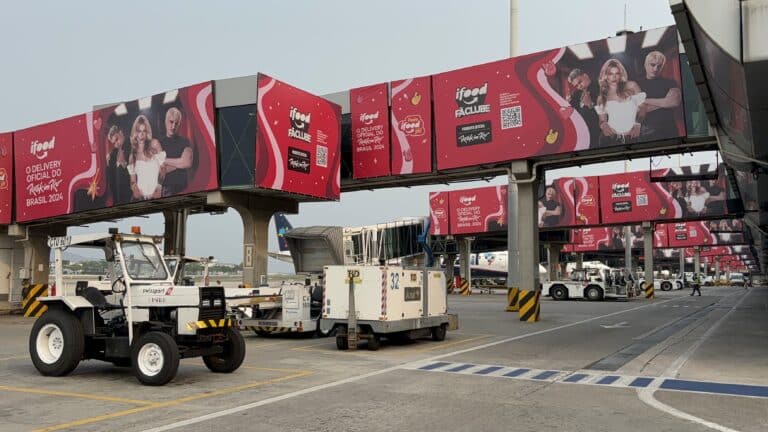 O iFood desembarca no Rio de Janeiro para surpreender os passageiros que passarem pelo aeroporto de Santos Dumont durante os próximos dias.