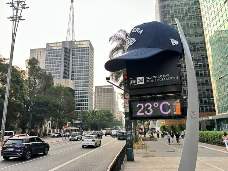 A New Era Cap, responsável pelo licenciamento de bonés e jerseys de futebol americano, entrou de cabeça nessa comemoração com um boné gigante na Av. Paulista. 