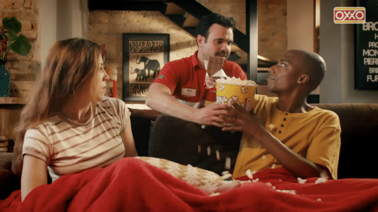 A OXXO acaba de lançar uma campanha que apresenta como suas lojas estão sempre perto para salvar os clientes.