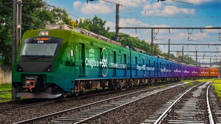 O +SBT, nova plataforma de streaming 100% gratuita do SBT estampa, durante um mês, um dos trens da linha 9-Esmeralda da CPTM.