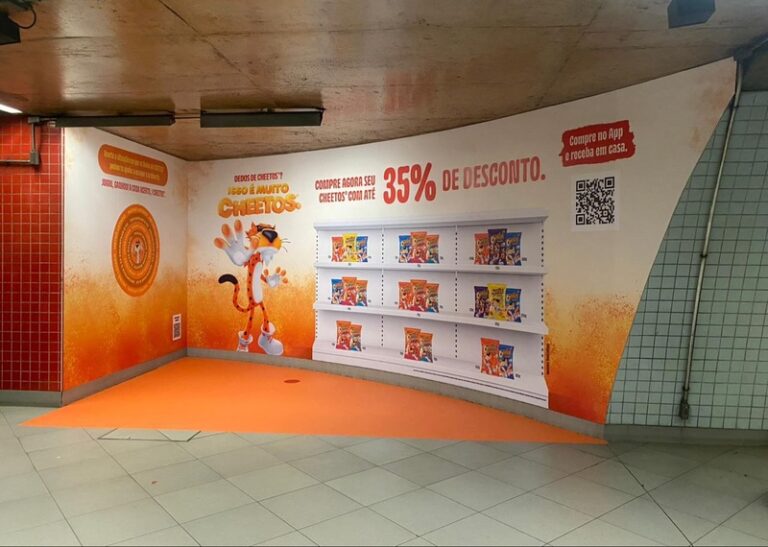 Cheetos envelopa estação Paulista da Linha 4-amarela em São Paulo com campanha de Out of Home "Dedos de CHEETOS".