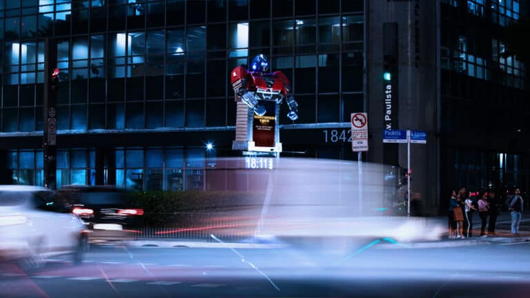 A Artplan criou, em parceria com a Paramount Pictures, uma ativação em OOH para promover o lançamento de "Transformers: O Início".