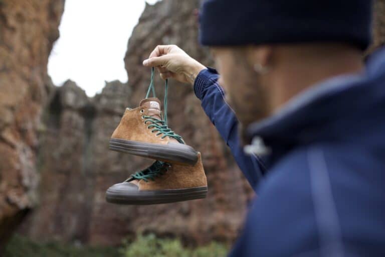 A Converse anunciou o CTAS Mid "Pé Vermei", colorway de skatista Renato Souza, que completa 15 anos de Converse CONS Brasil em 2024.
