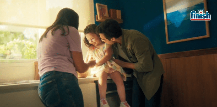 Nova campanha de Finish em parceria com a Brastemp incentiva o consumidor a passar tempo com as pessoas que ama.