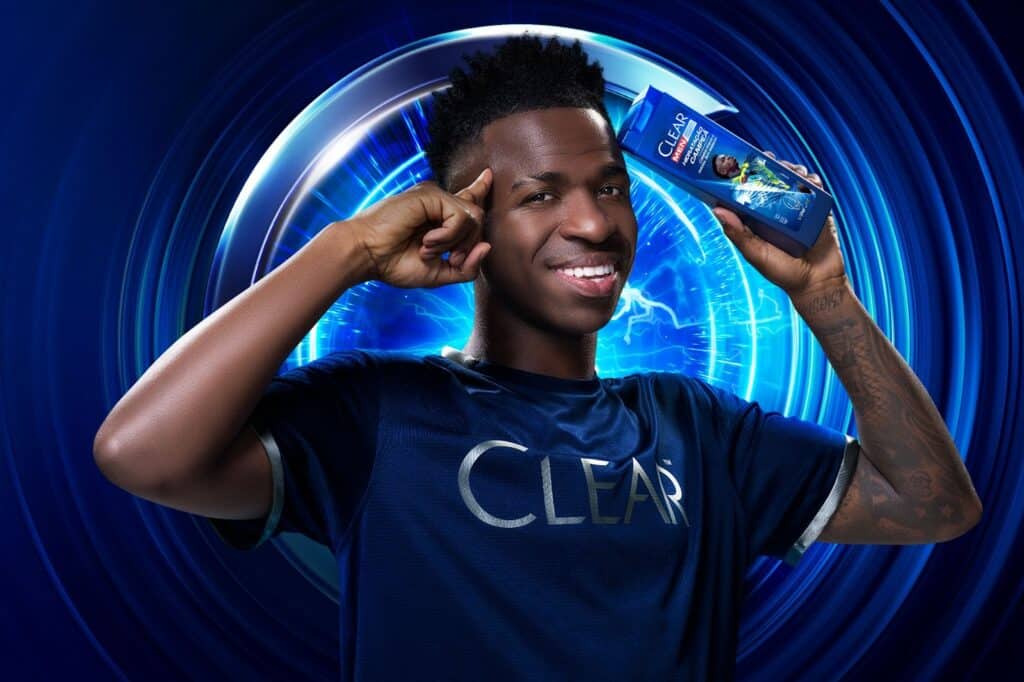 Um dos maiores astros do futebol na atualidade, Vinicius Junior é o novo rosto dos produtos de Clear Men, shampoo anticaspa. 