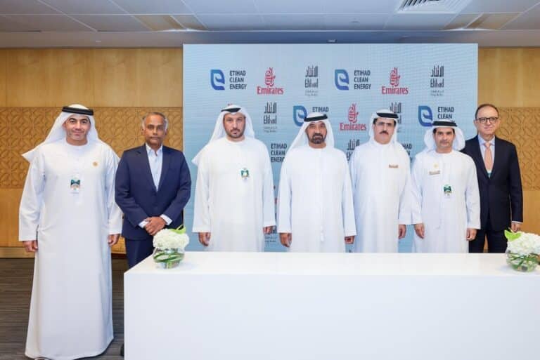 Emirates firma parceria com a Etihad Clean Energy Development para projeto de energia solar em larga escala em Dubai.