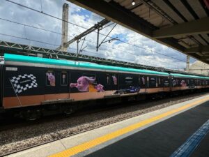 Conhecido carinhosamente como Bunny, o coelhinho da Duracell está em São Paulo na adesivação dos trens da linha 9 Esmeralda da CPTM.