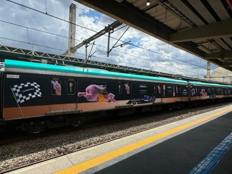 Conhecido carinhosamente como Bunny, o coelhinho da Duracell está em São Paulo na adesivação dos trens da linha 9 Esmeralda da CPTM.