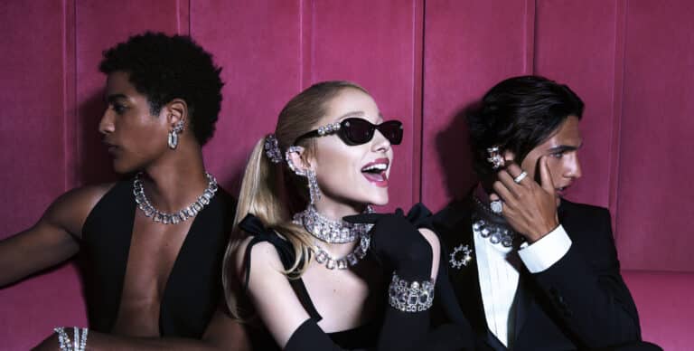 A Swarovski lançou sua campanha de fim de ano, estrelada pela embaixadora global da marca, a cantora Ariana Grande.