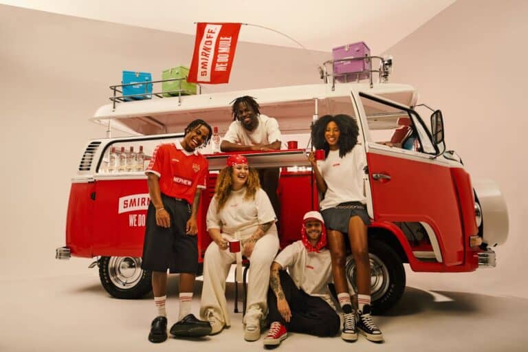 Smirnoff se une à Nephew Clothing e lança uma coleção de streetwear, inspirada no espírito de coletividade que define ambas as marcas.