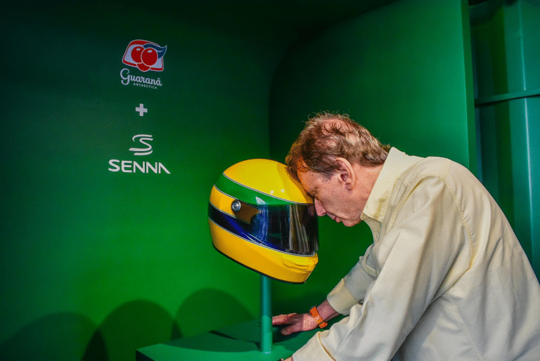 Guaraná Antarctica e Senna Brands presenteiam o público com um capacete que utiliza tecnologia para reviver frases de Ayrton Senna.