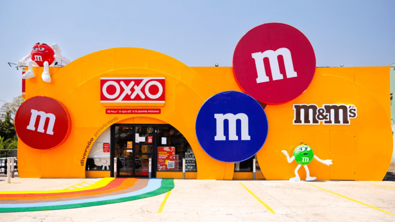A OXXO se uniu com a M&M'S para trazer à loja OXXO Unicamp, na cidade de Campinas, uma experiência imersiva da marca.