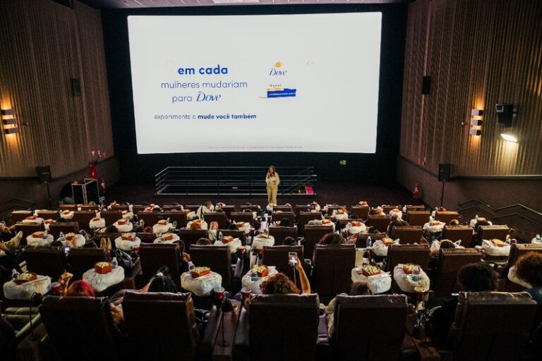 Dove escolhe salas de cinema para ilustrar o resultado de uma grande pesquisa conduzida pela marca, parte da campanha "9 em Cada 10".