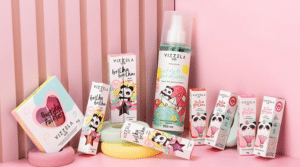 A Vizzela lança sua primeira linha infantil, que conta com batom bala, gloss, deo colônia e paleta multifuncional.