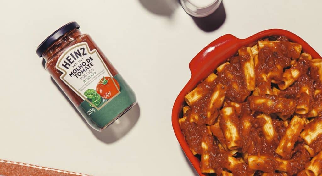 Heinz ampliando portfólio e propõe novas experiências de sabor com uma linha de produtos ainda mais premium: molhos de tomate em vidros.