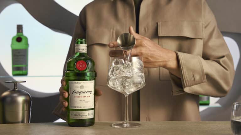 A Tanqueray apresenta sua nova campanha global, filmada inteiramente em cenários emblemáticos do Brasil, como o Edifício Martinelli.