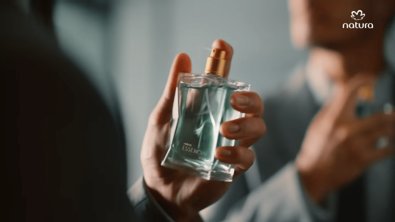 A Natura estreia nova campanha, com o mote "E se o inesperado te convidar para um encontro?", que destaca a nova fragrância Essencial Sentir. 