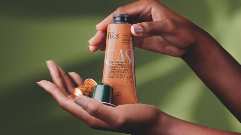 Bisnagas das polpas hidratantes para as mãos da Natura Ekos terão alumínio reciclado de Nespresso em sua composição.