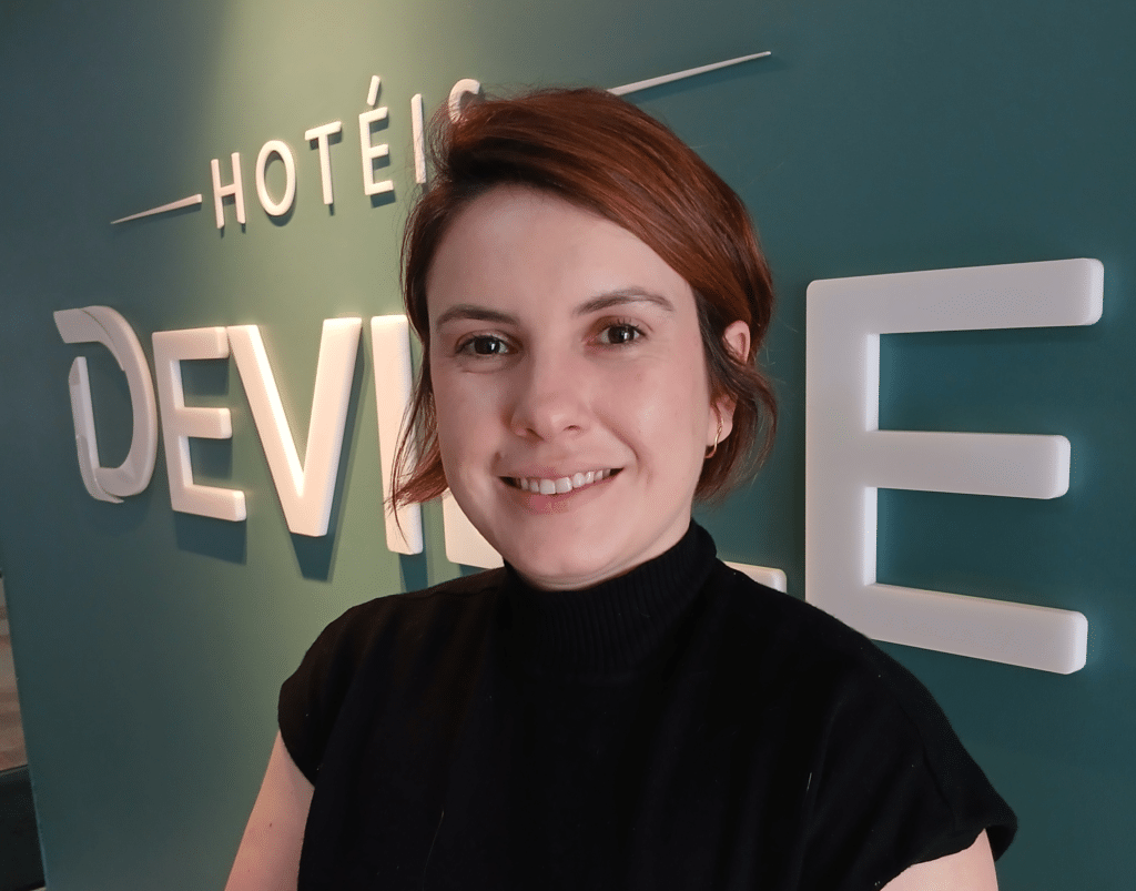 Rede Deville contrata Amanda Machado como nova gerente de marketing
