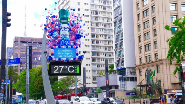 A Comfort destaca o Comfort Boom, primeiro perfume para roupas em cristais no Brasil, em ação especial e criativa de mídia OOH.