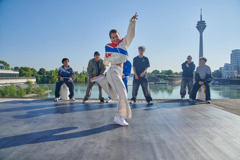 Reebok lança "Sport is Everything", uma campanha de 60 segundos que reúne atletas de todo o mundo, representando diversas paixões e origens.