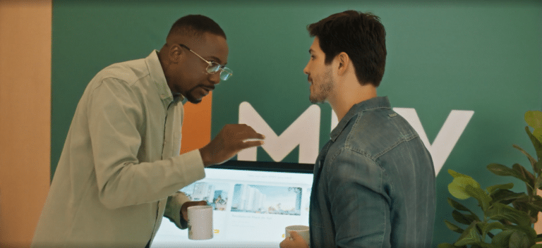 A MRV, maior construtora da América Latina, está inovando ao lançar uma campanha transmídia inédita na novela Mania de Você, da TV Globo.