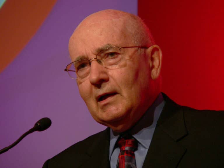 A ESPM comunica a chegada de Philip Kotler ao seu corpo docente, como professor emérito, o "pai do marketing moderno".