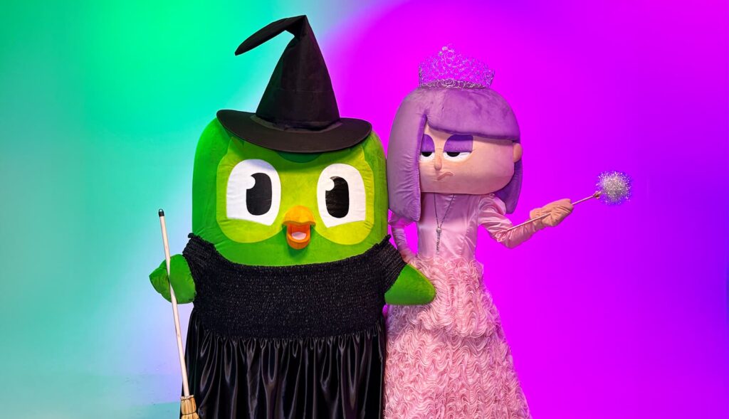 Para promover a chegada de um dos filmes mais aguardados do ano, Wicked, aos cinemas, o Duolingo se uniu à Universal Pictures.