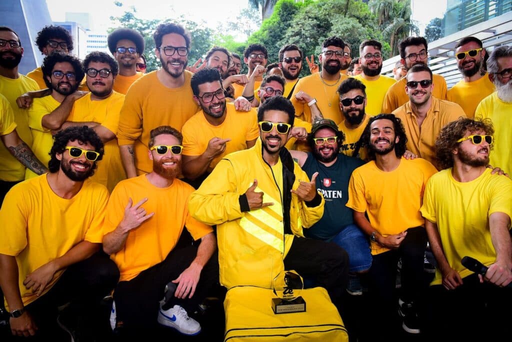 Inspirado por movimento da internet, Zé Delivery animou a Avenida Paulista e reuniu dezenas de sósias do icônico personagem de seu logo.