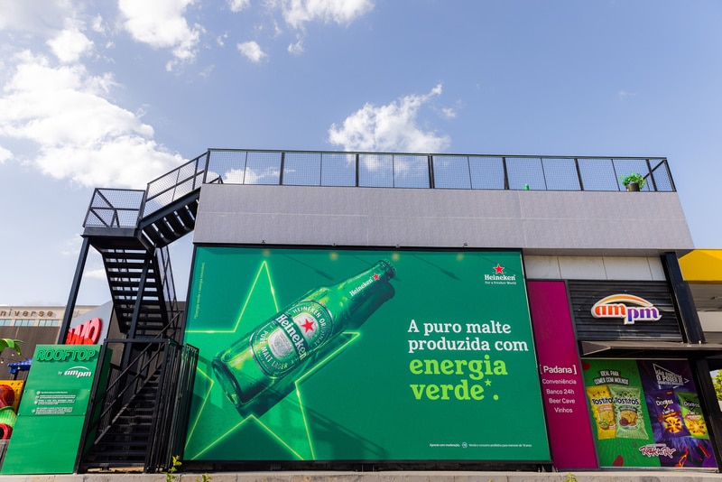 A A AmPm inaugurou nesta semana, em parceria com a Heineken, o primeiro rooftop em uma loja do segmento no país.