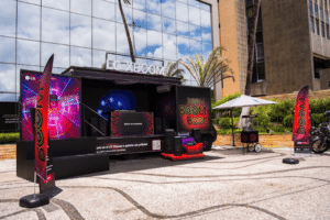 A LG do Brasil criou um media truck decorado especialmente para sua nova campanha de áudio, nomeada "Boom Boom Pow".