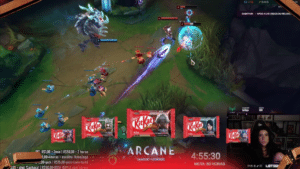 A KitKat se uniu à Riot Games para lançar cinco embalagens exclusivas do clássico KitKat ao leite, inspiradas na série Arcane.